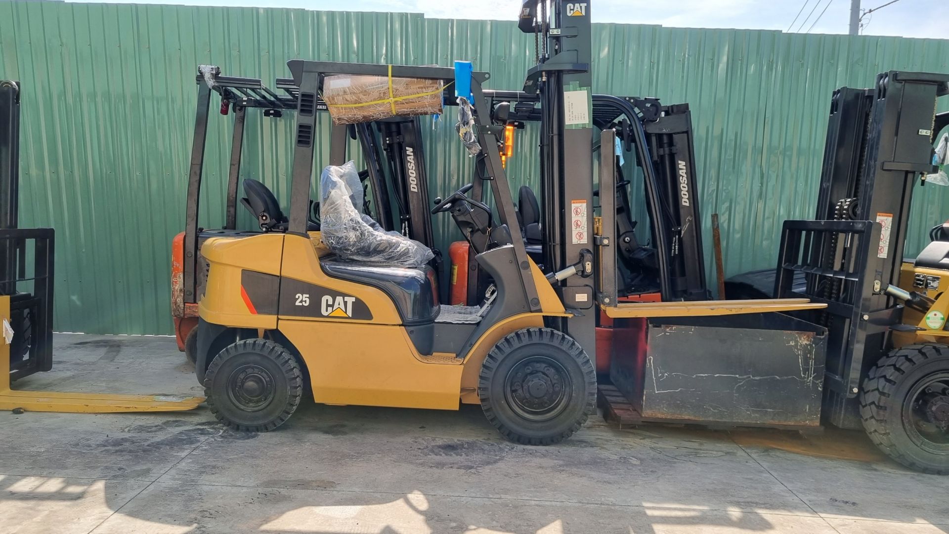 Xe nâng dầu CAT 2.5 TẤN , model DP25NT - Xe nâng tiết kiệm nhiên liệu